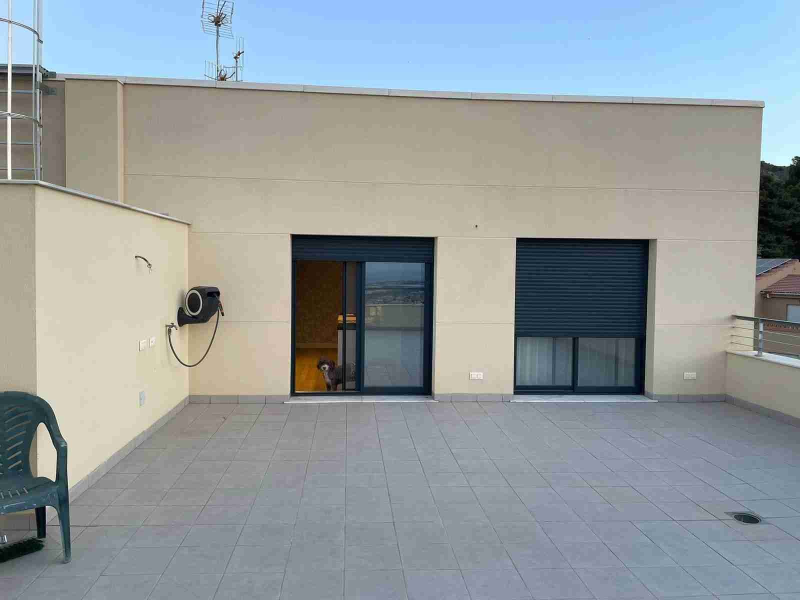 Proyecto de terraza con césped artificial