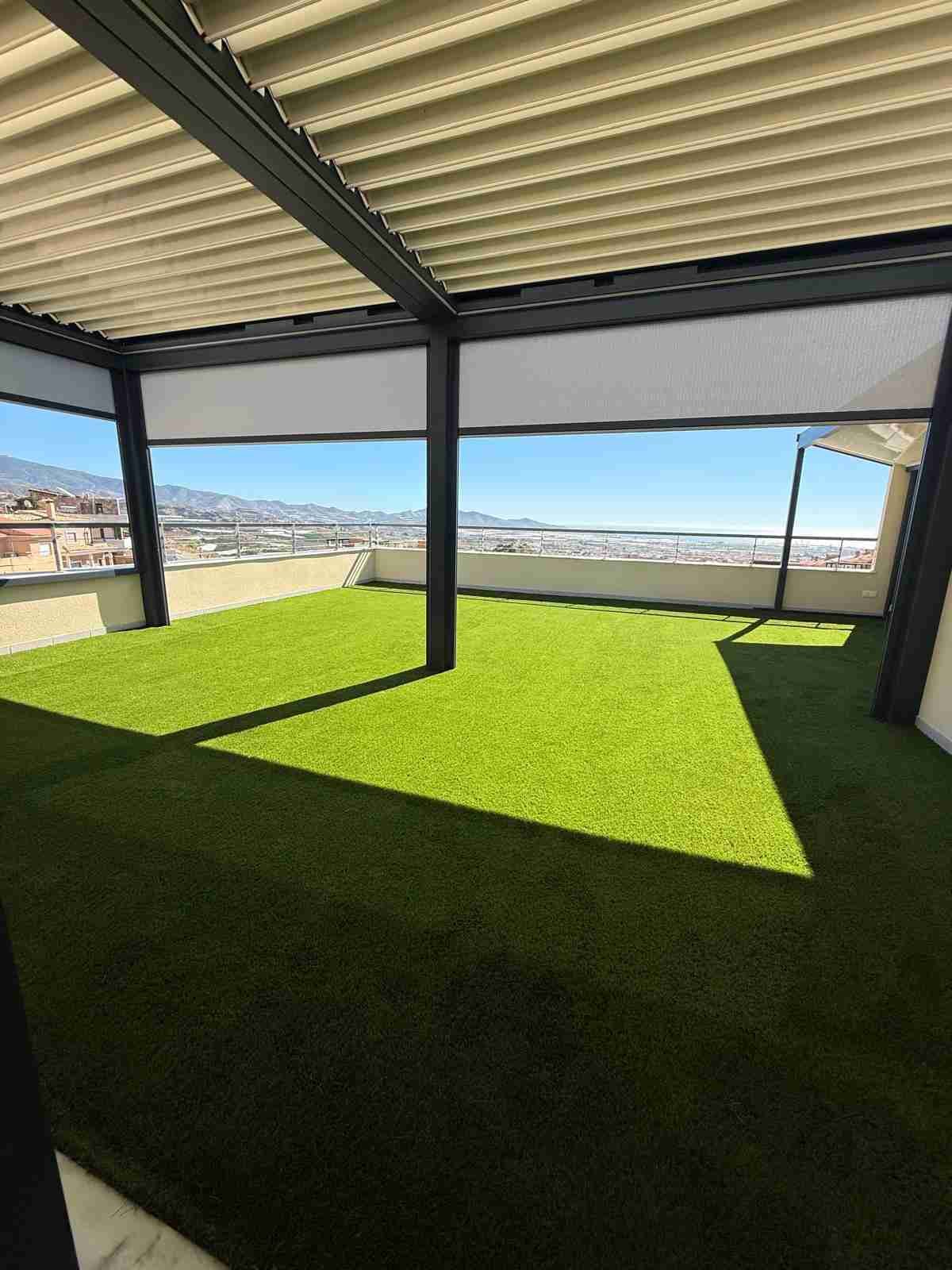Proyecto de terraza moderna con césped artificial