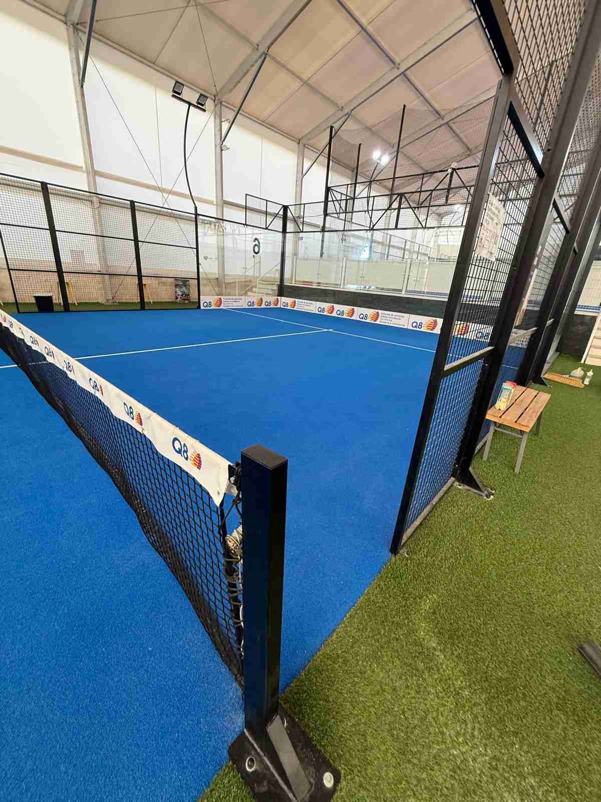 Pista de pádel con césped artificial